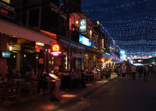 全息風(fēng)扇在商業(yè)街 夜市的應(yīng)用場(chǎng)景-好奇數(shù)字科技