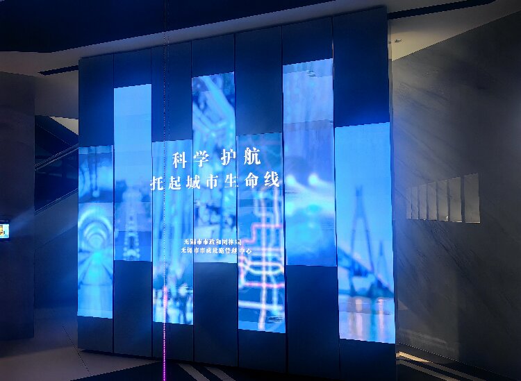 多屏聯(lián)動(dòng)機(jī)械旋轉(zhuǎn)柱滑軌屏：創(chuàng)新展示技術(shù)的革命性進(jìn)步-好奇數(shù)字科技