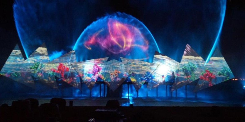 全息舞臺紗幕投影技術(shù)-蘇州好奇數(shù)字科技多媒體.jpg